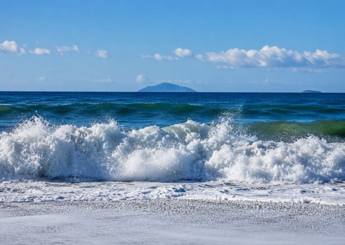 imagem de ondas em praia com céu azul; imagem remete a ressaca no mar