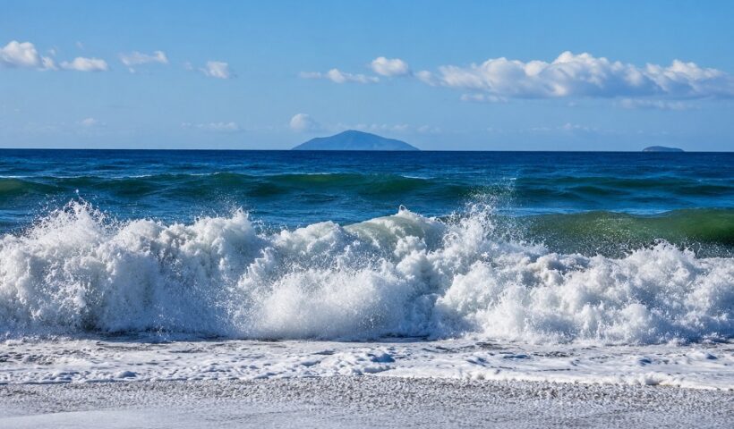 imagem de ondas em praia com céu azul; imagem remete a ressaca no mar