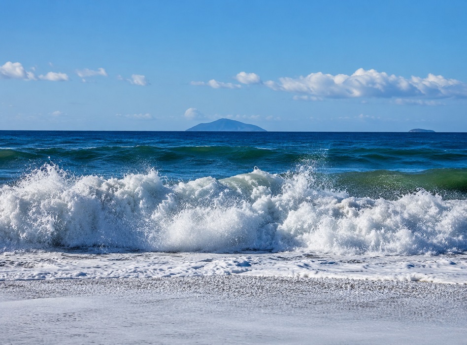 imagem de ondas em praia com céu azul; imagem remete a ressaca no mar