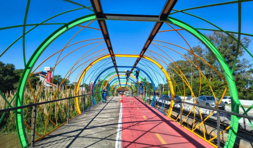 Ciclopassarela no Urbanova, em São José dos Campos, recebe nova pintura com cores da Copa do Mundo e terá iluminação modernizada