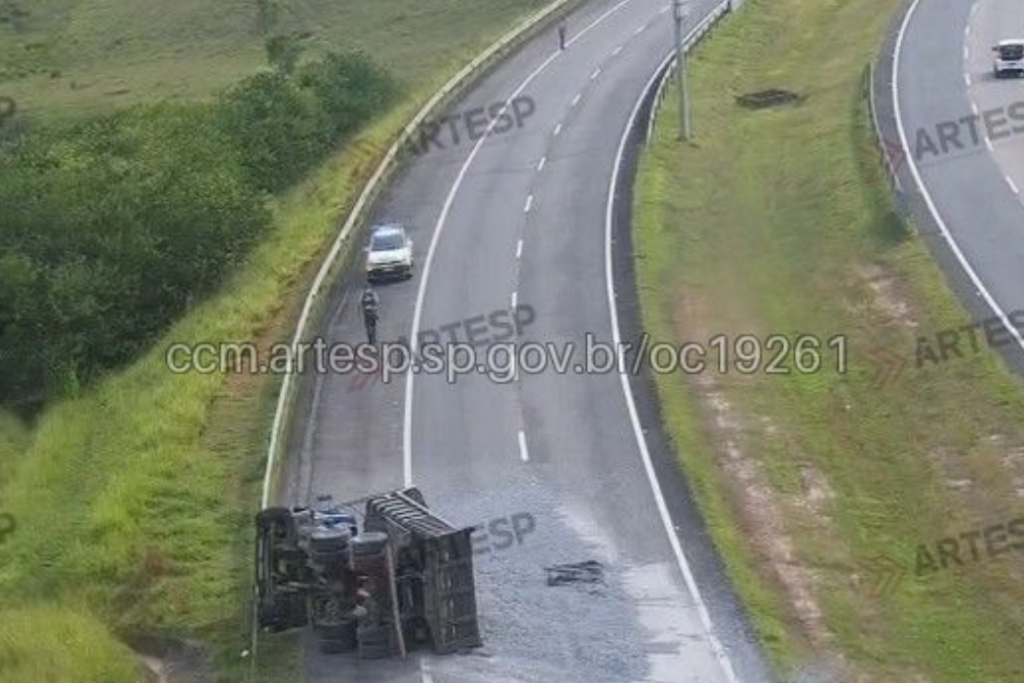 Caminhão tomba na Rodovia Carvalho Pinto em Taubaté após falha mecânica