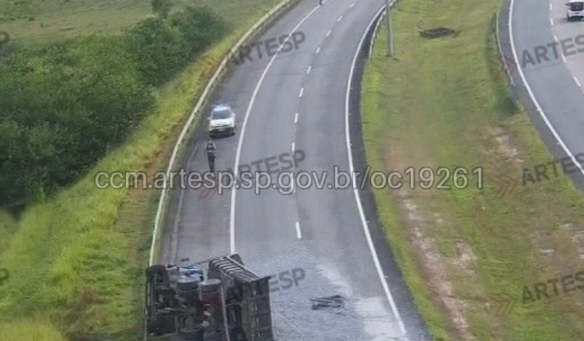 Caminhão tomba na Rodovia Carvalho Pinto em Taubaté após falha mecânica