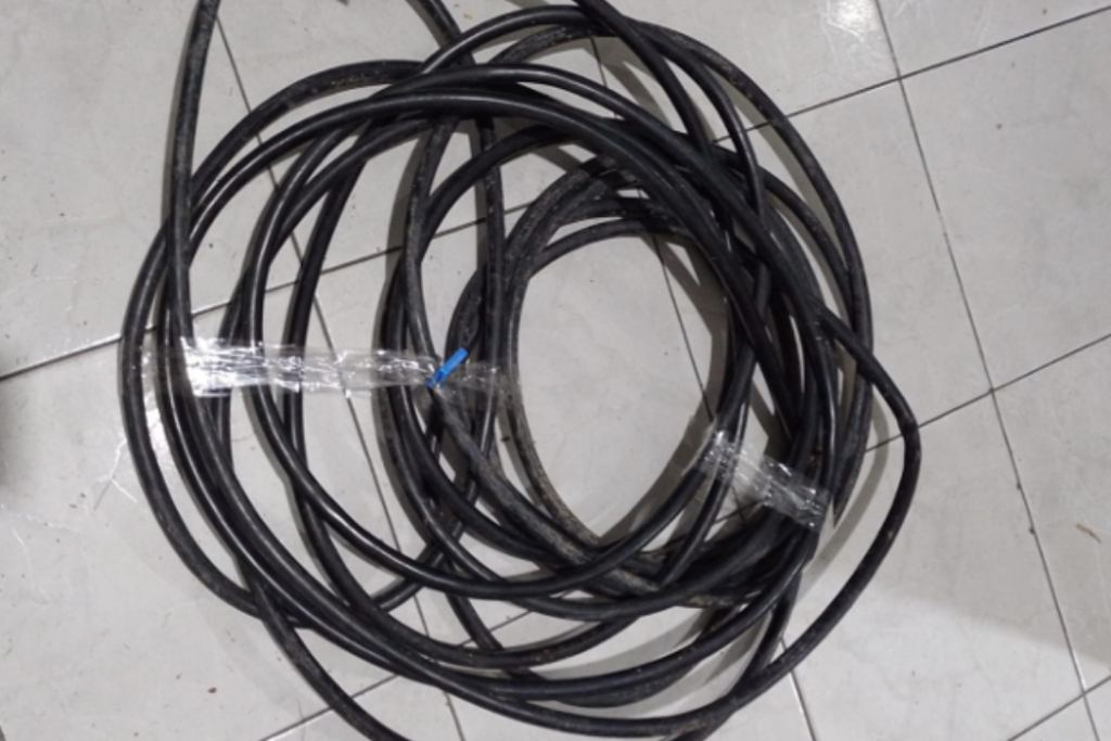 O homem furtou cerca de 20 metros de fios de telefonia em uma via pública de Potim