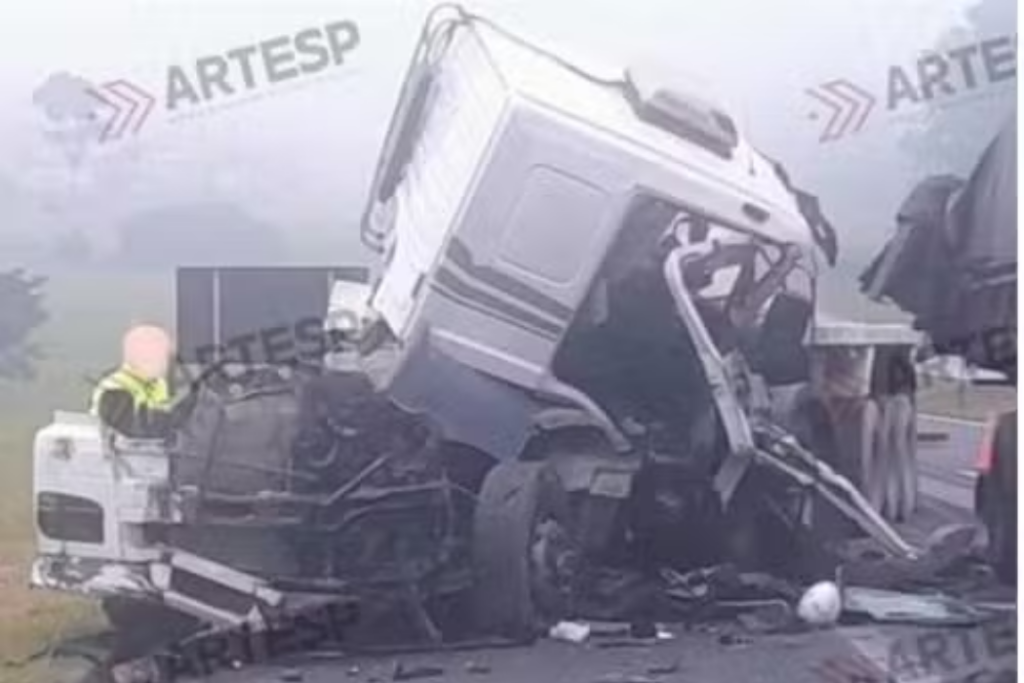 Uma colisão traseira entre duas carretas deixou um motorista gravemente ferido na Rodovia Carvalho Pinto, em Caçapava