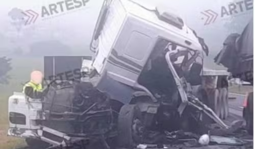 Uma colisão traseira entre duas carretas deixou um motorista gravemente ferido na Rodovia Carvalho Pinto, em Caçapava