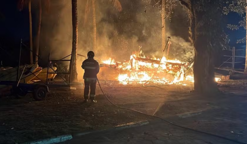 incêndio destruiu uma embarcação em Caraguatatuba