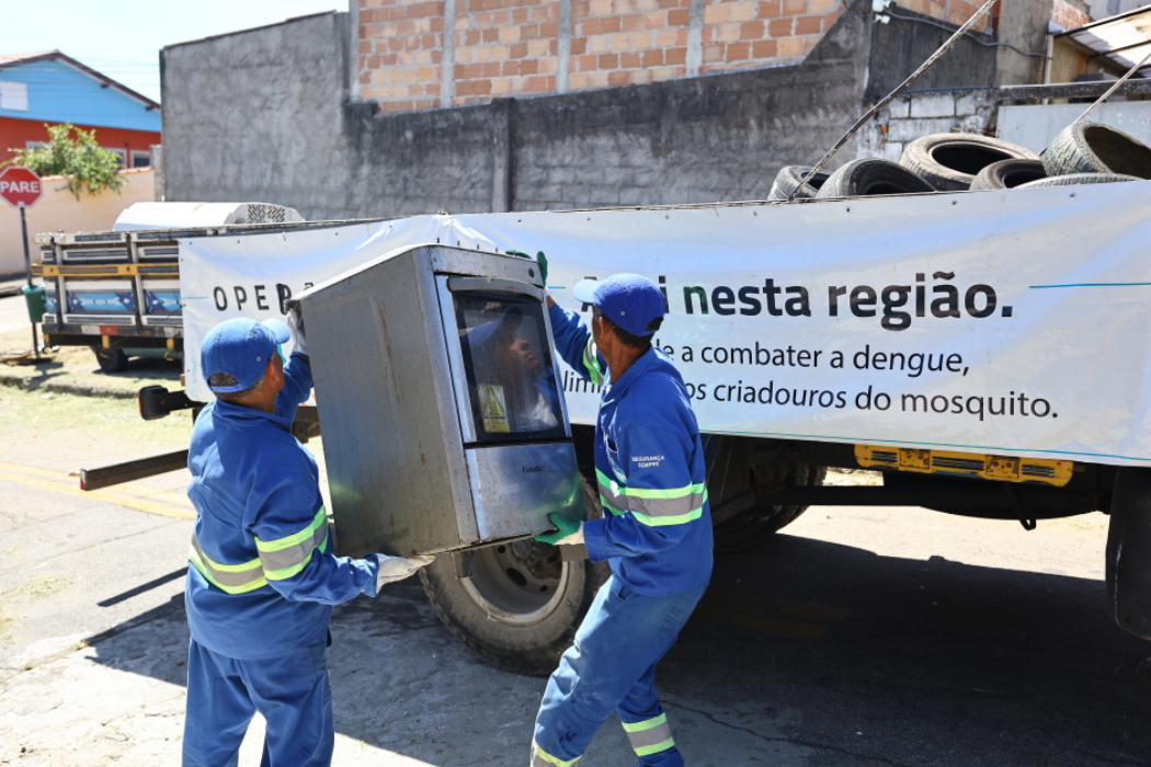 Região leste de São José dos Campos recebe limpeza para evitar criadouros de dengue