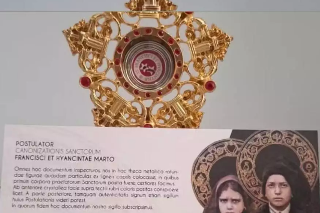 A Paróquia Nossa Senhora de Fátima, em Guaratinguetá (SP), recebeu as relíquias dos Santos Pastorinhos Francisco e Jacinta Marto