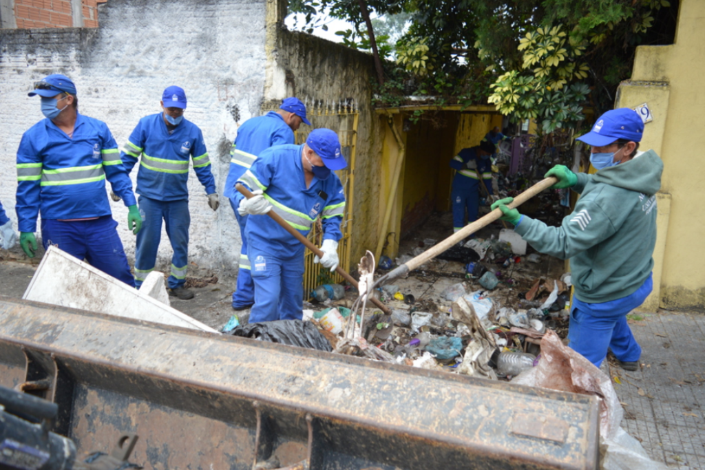 A Prefeitura de São José dos Campos recolheu cerca de 3,5 toneladas de objetos acumulados em uma casa no bairro Jardim São Dimas