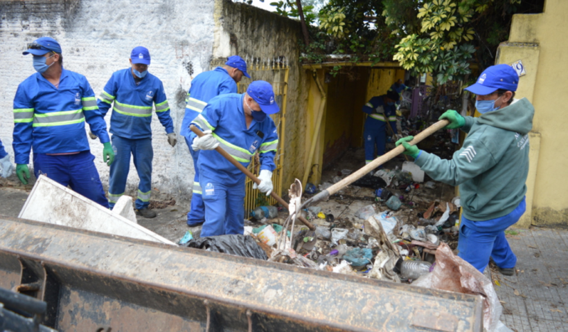 A Prefeitura de São José dos Campos recolheu cerca de 3,5 toneladas de objetos acumulados em uma casa no bairro Jardim São Dimas
