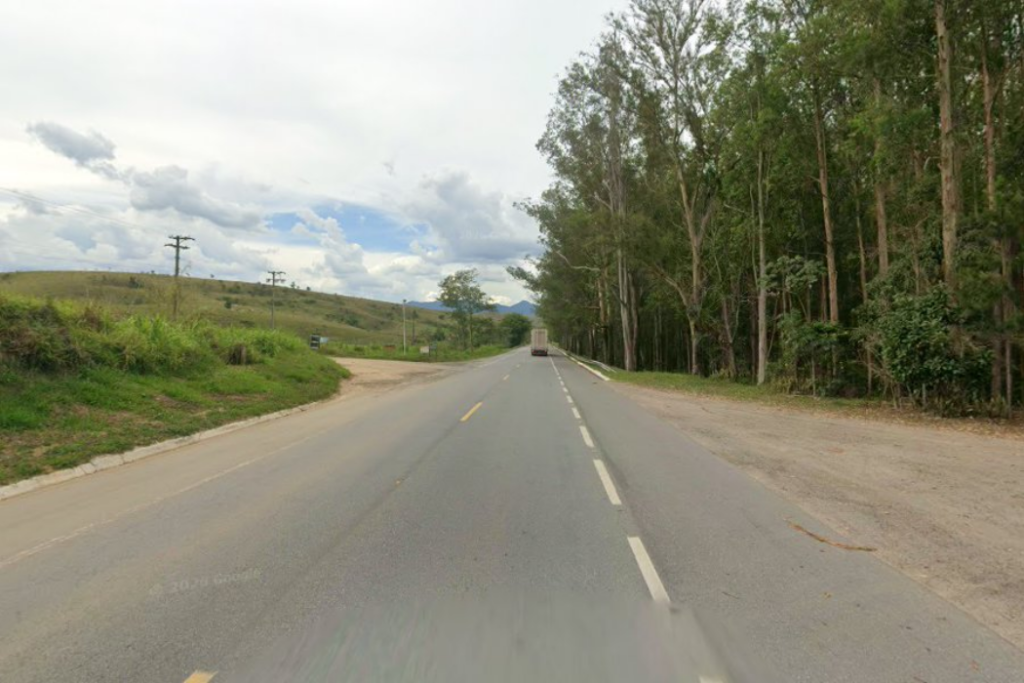 Motociclista de 25 anos morre após bater de frente com carro na BR-459, em Lorena. Polícia investiga as causas do acidente