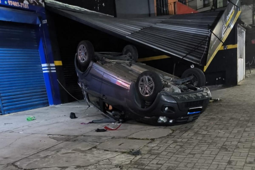 Acidente entre dois carros terminou em capotamento e deixou três feridas em São José dos Campos