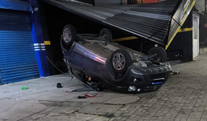 Acidente entre dois carros terminou em capotamento e deixou três feridas em São José dos Campos