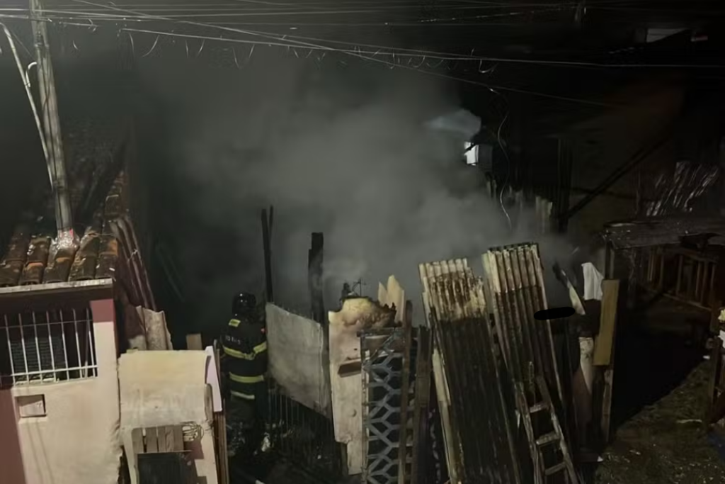 Uma casa de madeira ficou destruída após um incêndio na noite deste sábado (16), no bairro Rio do Ouro, em Caraguatatuba