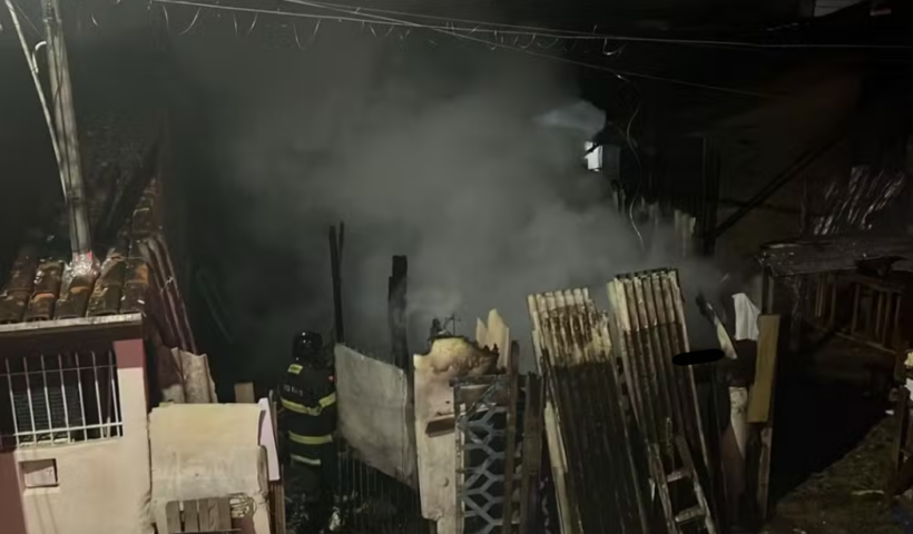 Uma casa de madeira ficou destruída após um incêndio na noite deste sábado (16), no bairro Rio do Ouro, em Caraguatatuba