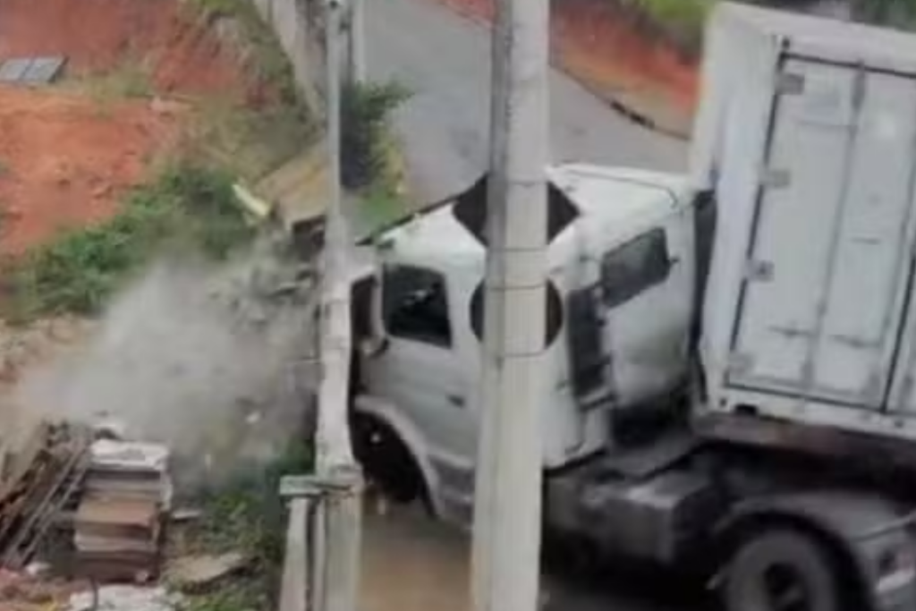 Câmeras de segurança registraram o momento em que um caminhão perdeu o controle