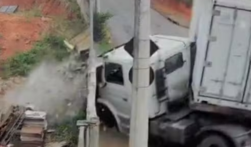 Câmeras de segurança registraram o momento em que um caminhão perdeu o controle