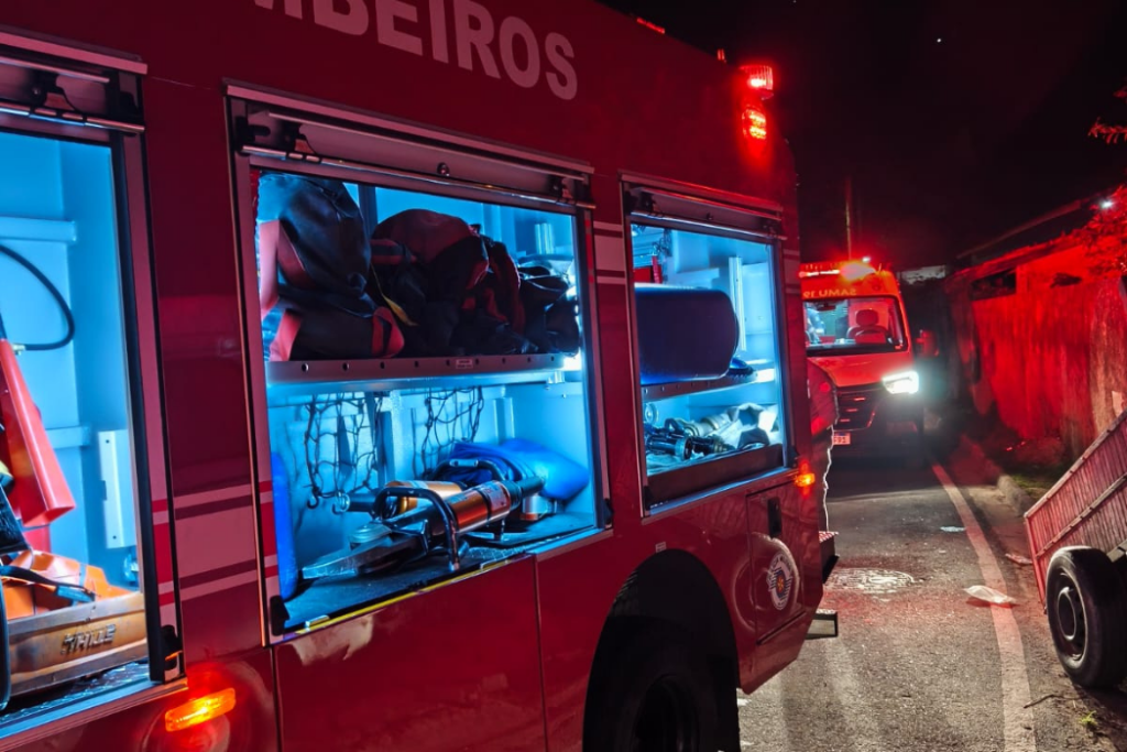 homem de 40 anos morreu durante um incêndio registrado na madrugada desta terça-feira (13) no bairro Enseada, em São Sebastião