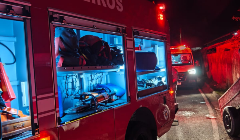 homem de 40 anos morreu durante um incêndio registrado na madrugada desta terça-feira (13) no bairro Enseada, em São Sebastião