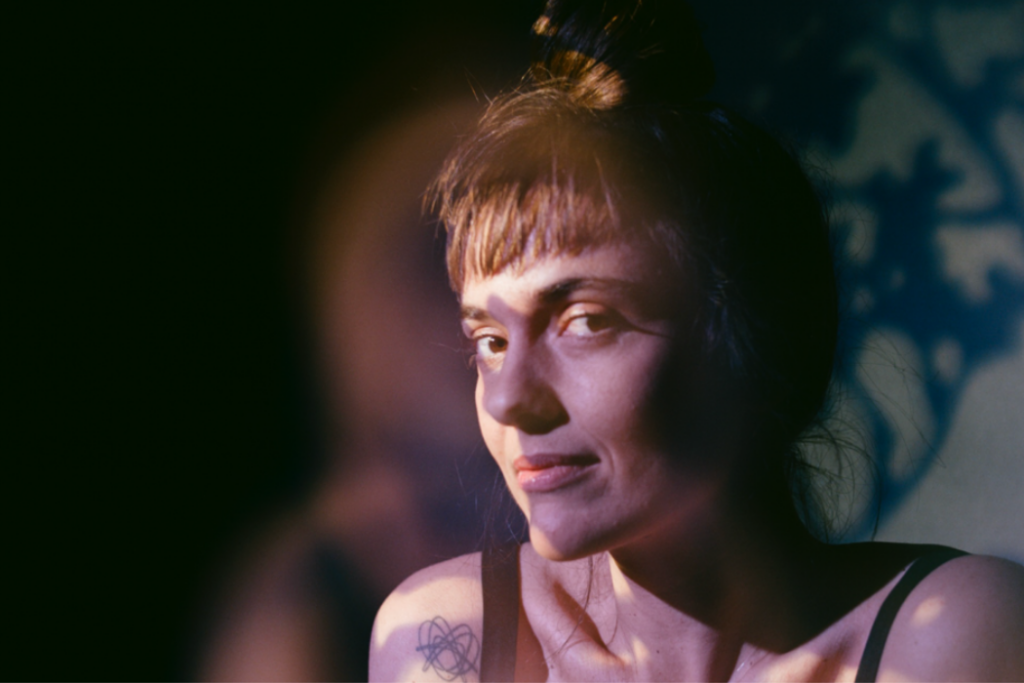 O projeto Jazz no Galpão recebe, na próxima sexta-feira (22), às 20h, a cantora francesa Camille Bertault para uma apresentação na sede da FCCR