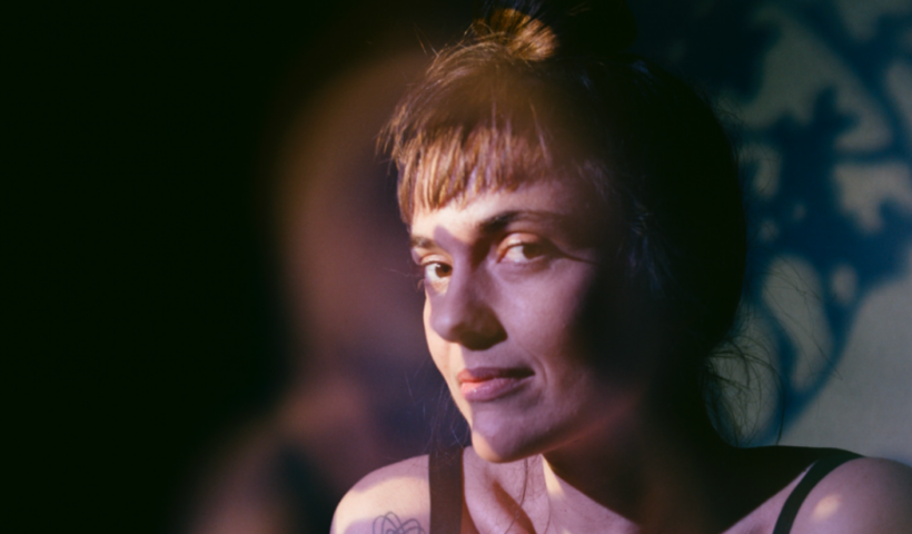 O projeto Jazz no Galpão recebe, na próxima sexta-feira (22), às 20h, a cantora francesa Camille Bertault para uma apresentação na sede da FCCR