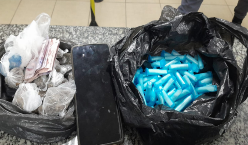 Homem é preso por tráfico de drogas no bairro Itaim, em Taubaté, após denúncia de venda de entorpecentes e abordagem da Polícia Militar.