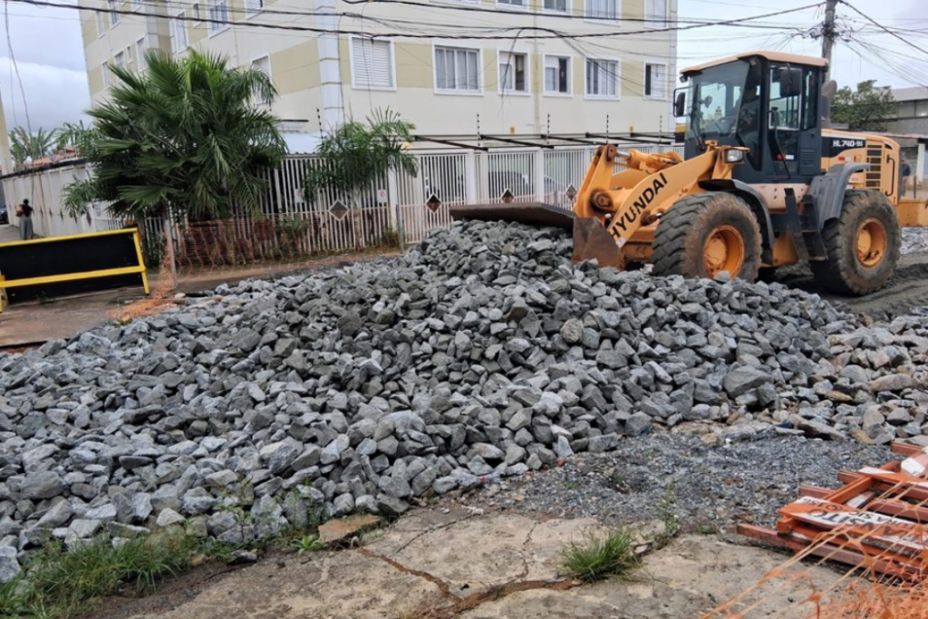 A Prefeitura de São José dos Campos realizou, nesta terça-feira (19), a recomposição da área afetada por uma erosão na Rua Felisbina de Souza Machado, no Jardim Imperial