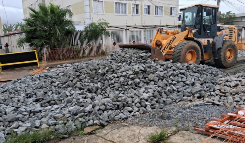A Prefeitura de São José dos Campos realizou, nesta terça-feira (19), a recomposição da área afetada por uma erosão na Rua Felisbina de Souza Machado, no Jardim Imperial