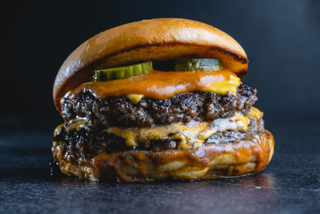 Confira as melhores hamburguerias de São José dos Campos com base em avaliações do Google, incluindo smash burgers e lanches artesanais.