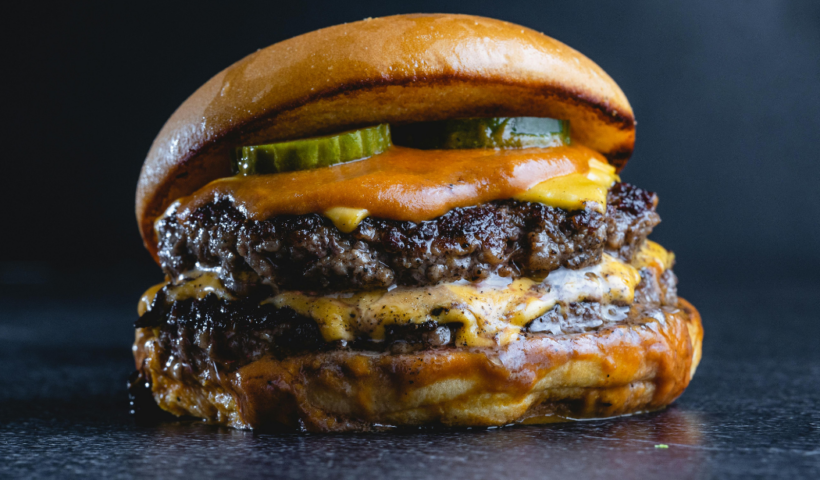 Confira as melhores hamburguerias de São José dos Campos com base em avaliações do Google, incluindo smash burgers e lanches artesanais.