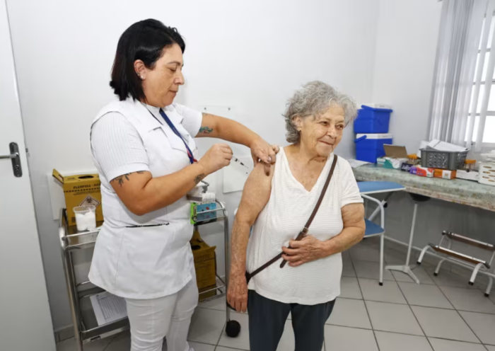 São José dos Campos promove vacinação contra a influenza nas Casas do Idoso com atendimento exclusivo para pessoas com mais de 60 anos.