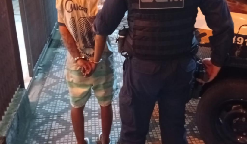 GCM impede furto ao Centro de Referência de Assistência Social em Taubaté, localiza suspeito e leva caso à delegacia.