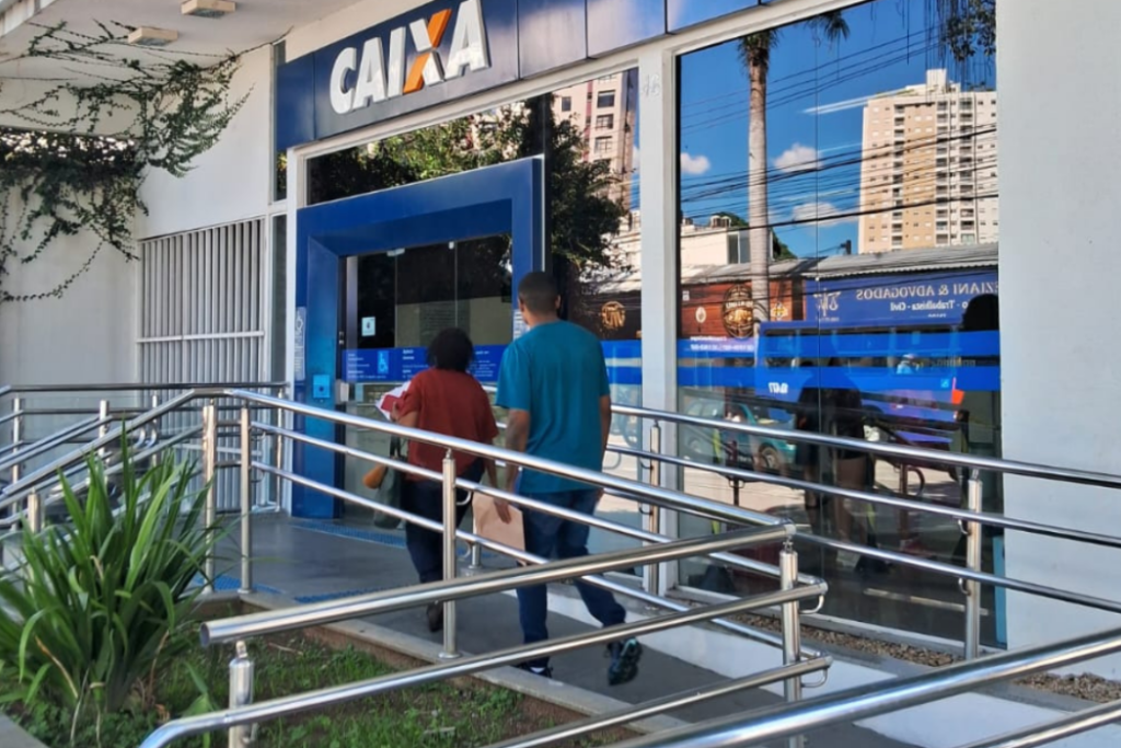 jovem de 18 anos que cumpre medida socioeducativa na Fundação CASA Tamoios, em São José dos Campos, iniciou uma nova etapa da vida ao começar um estágio