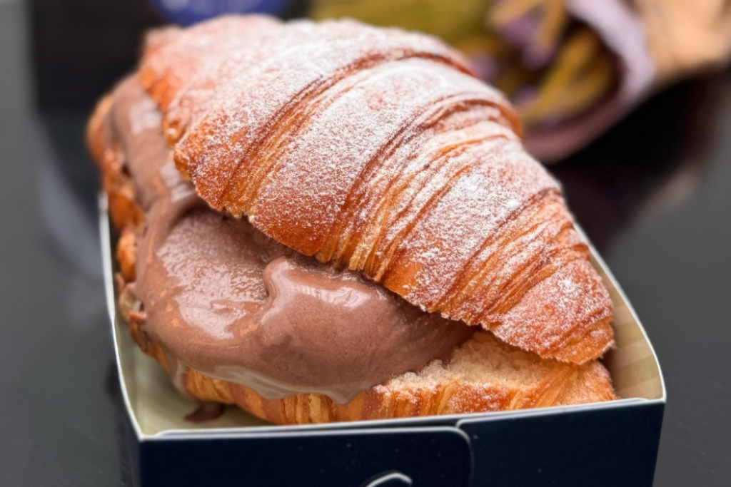 Sorvete de chocolate dentro de um croissant
