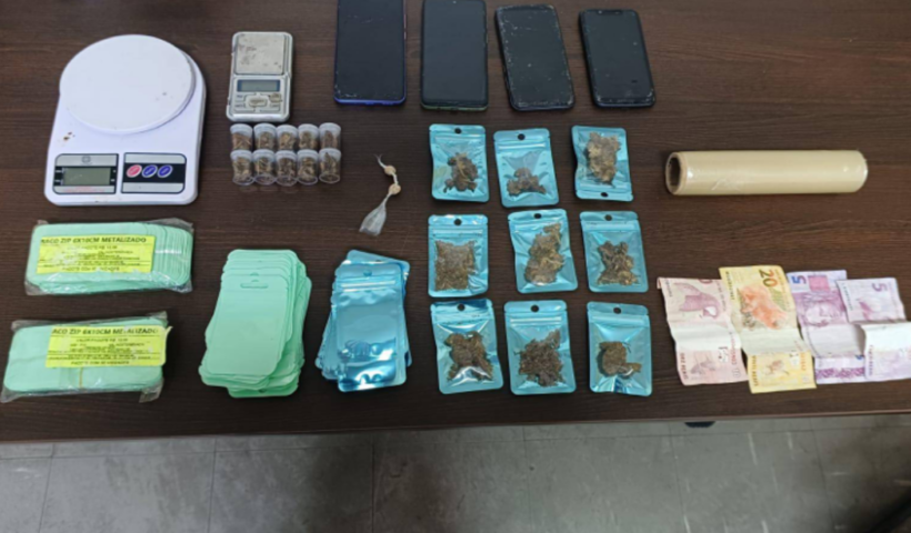 Homem é preso por suspeita de tráfico de drogas durante operação da Polícia Civil em Pindamonhangaba. Agentes apreenderam maconha e crack.