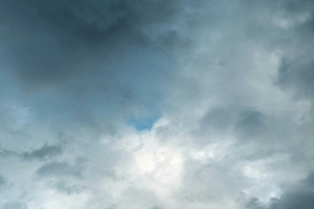 céu com nuvens carregadas de chuva, com sol visível