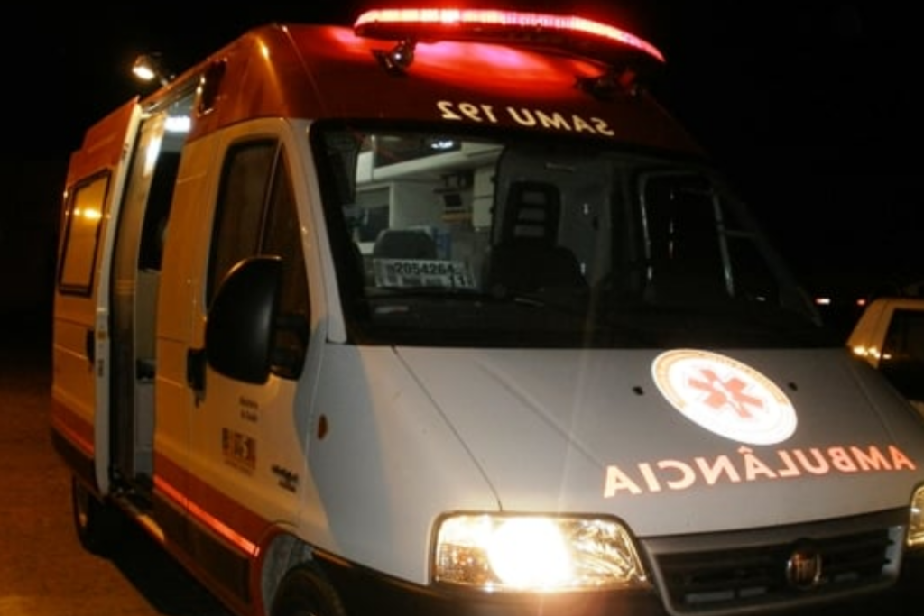 Carro do Samu no escuro