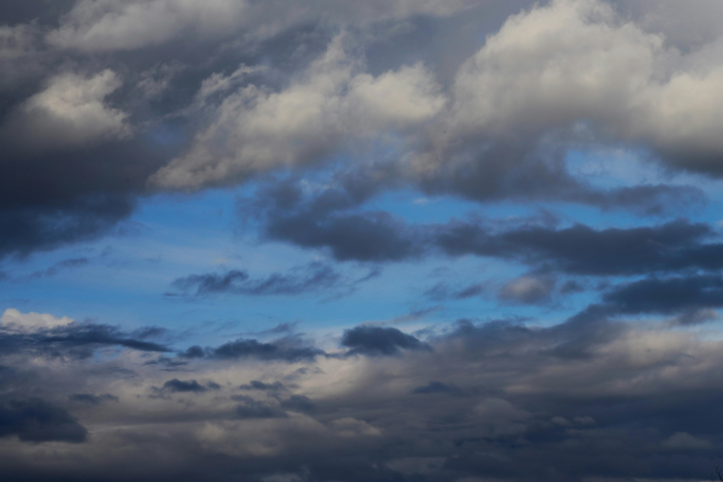 previsão do tempo indica variação nas condições climáticas e variação de nuvens, com tempo mais estável no interior e maior instabilidade no litoral