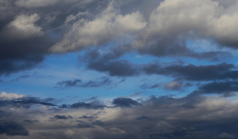 previsão do tempo indica variação nas condições climáticas e variação de nuvens, com tempo mais estável no interior e maior instabilidade no litoral