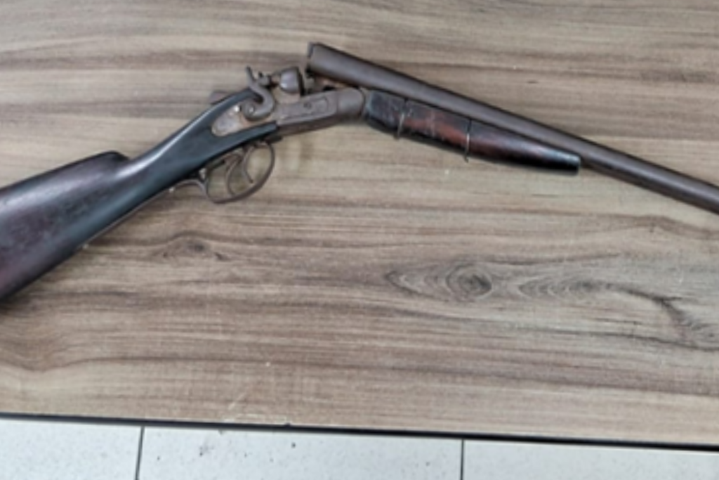Espingarda encontrada com o homem morto após tentativa de roubo contra policial em Natividade da Serra