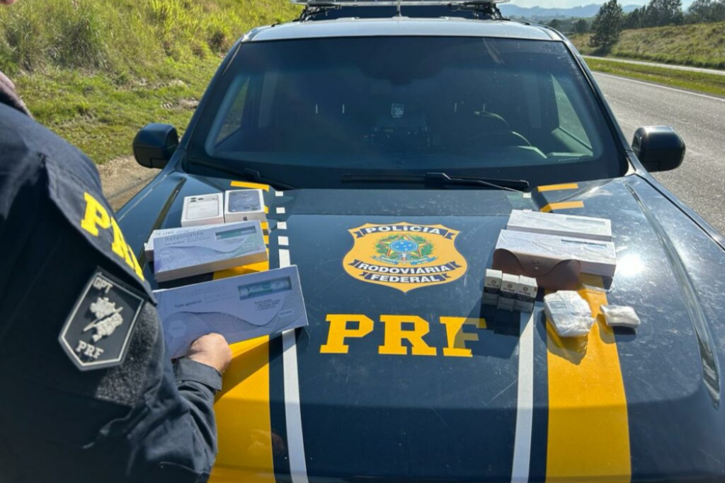 PRF apreende canetas emagrecedoras e produtos proibidos pela Anvisa escondidos em carro durante abordagem na Dom Pedro I, em Jacareí.