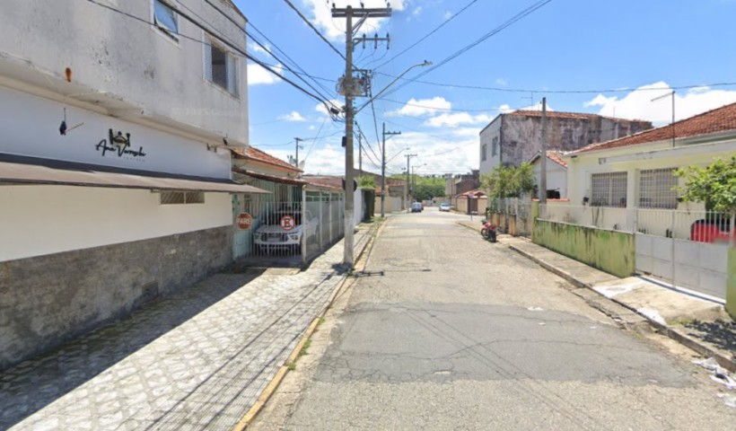 Uma mulher sofreu mordida de pit bull ao tentar proteger seu shih tzu no bairro Nova Guará, em Guaratinguetá (SP).