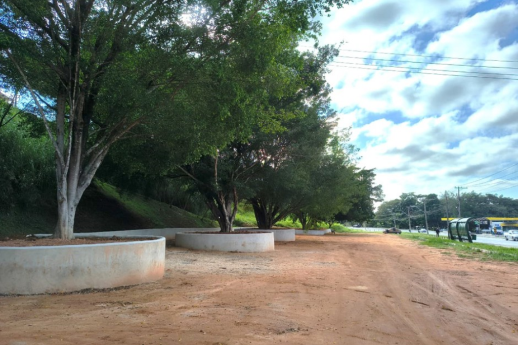 Área onde ocorre a Feira do Automóvel aos finais de semana está passando por requalificação