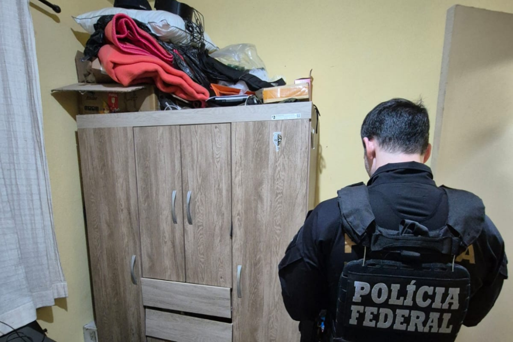 PF prende homem investigado por exploração sexual infantil em Guaratinguetá. Polícia apreendeu equipamentos eletrônicos durante a operação.