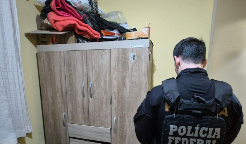 PF prende homem investigado por exploração sexual infantil em Guaratinguetá. Polícia apreendeu equipamentos eletrônicos durante a operação.