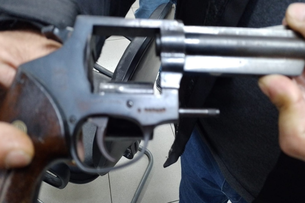 Empresário foi preso em flagrante após policiais encontrarem um revólver com numeração raspada e munições em uma casa de Taubaté.