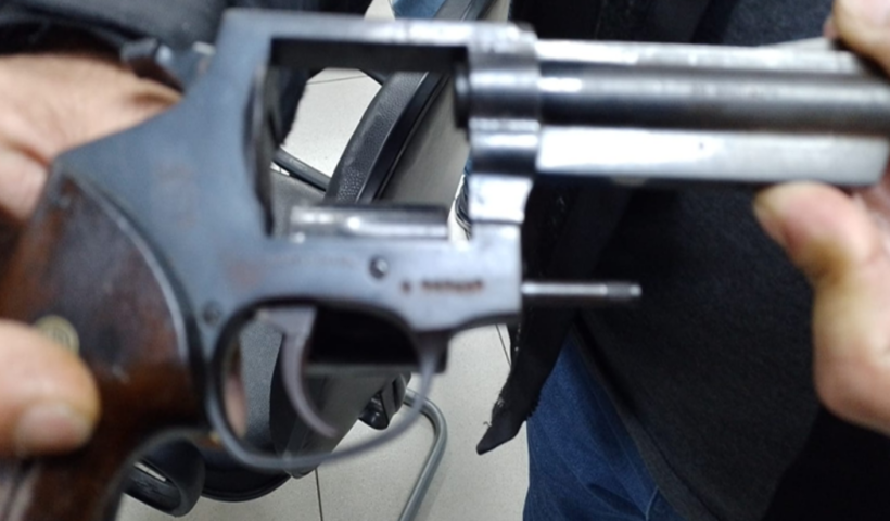 Empresário foi preso em flagrante após policiais encontrarem um revólver com numeração raspada e munições em uma casa de Taubaté.