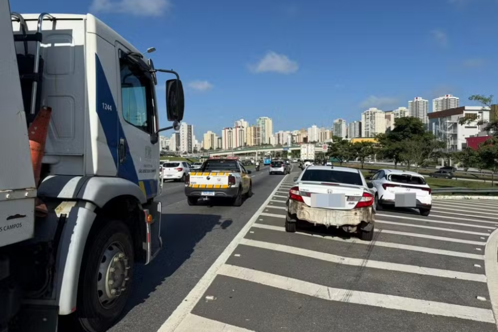 acidente envolvendo seis veículos deixou um motociclista ferido