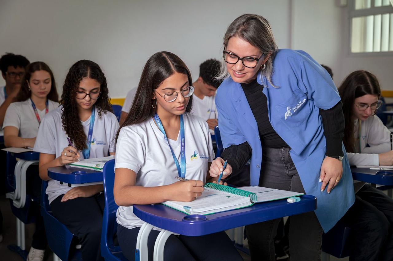 alunos e professora do Colégio Embraer