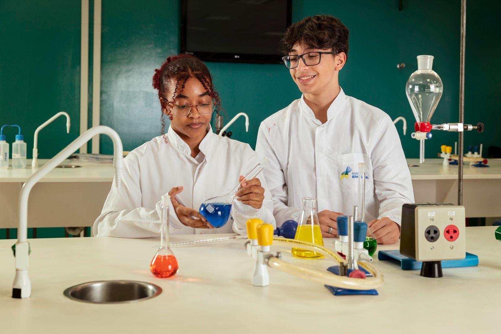 alunos cdo colégio embraer em laboratório de química